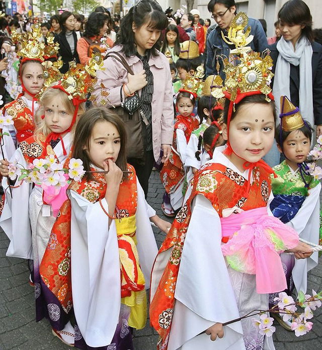 Bild: Barn som deltar i festival.