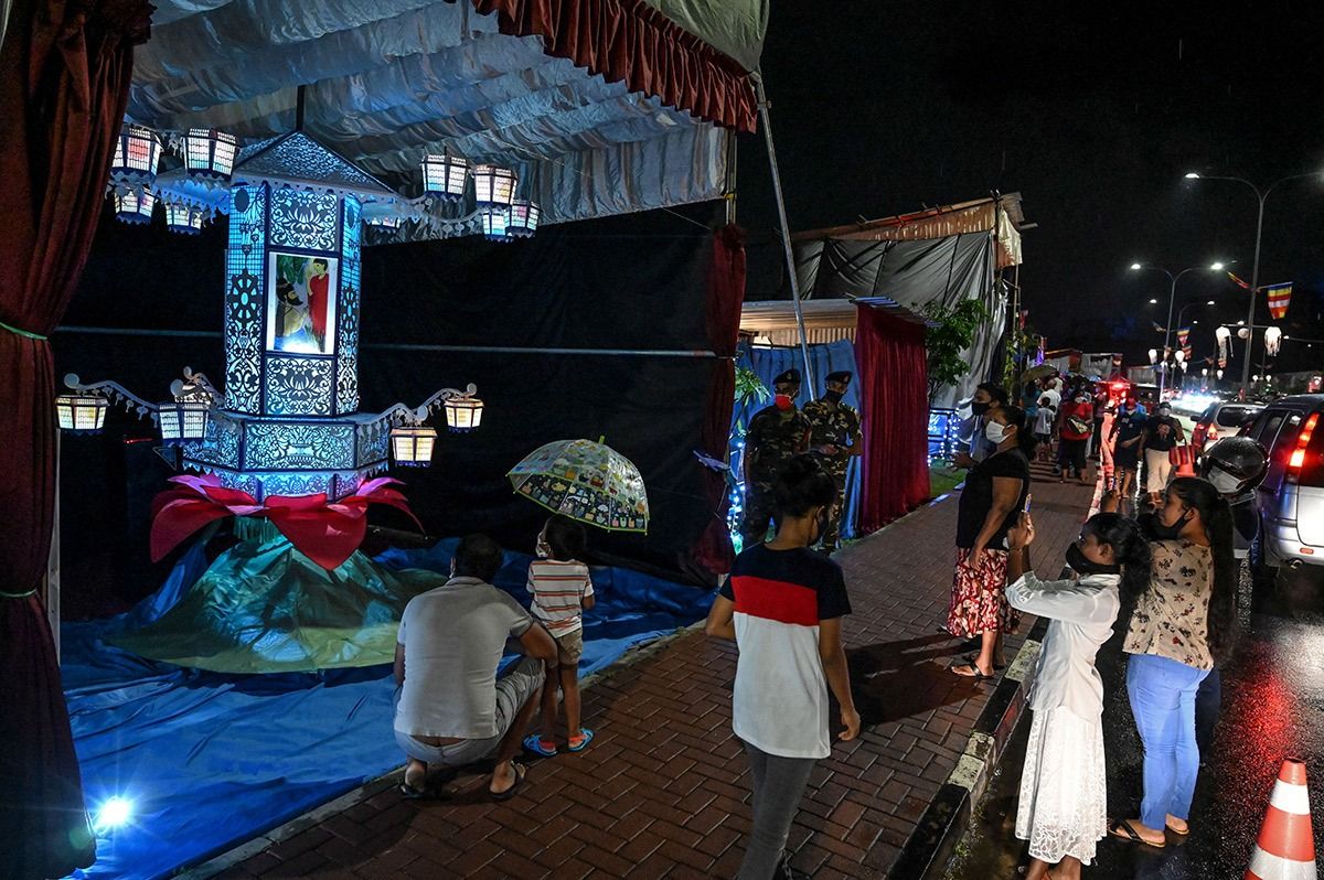 Bild: Personer som firar högtid.